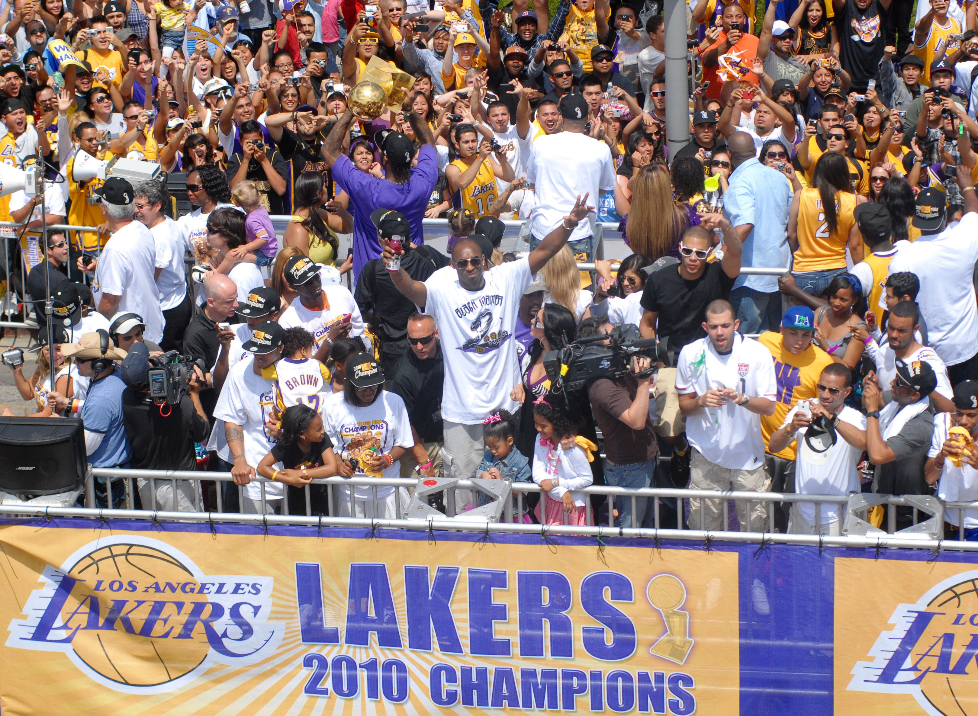 Jun 21, 2010; Los Angeles, CA, USA; Kobe Bryant salutes the crowd flanked by wife Vanessa Bryant and daughters Natalia Bryant and Gianna Bryant during the 2009-10 Los Angeles Lakers championship parade on Figueroa Street. 