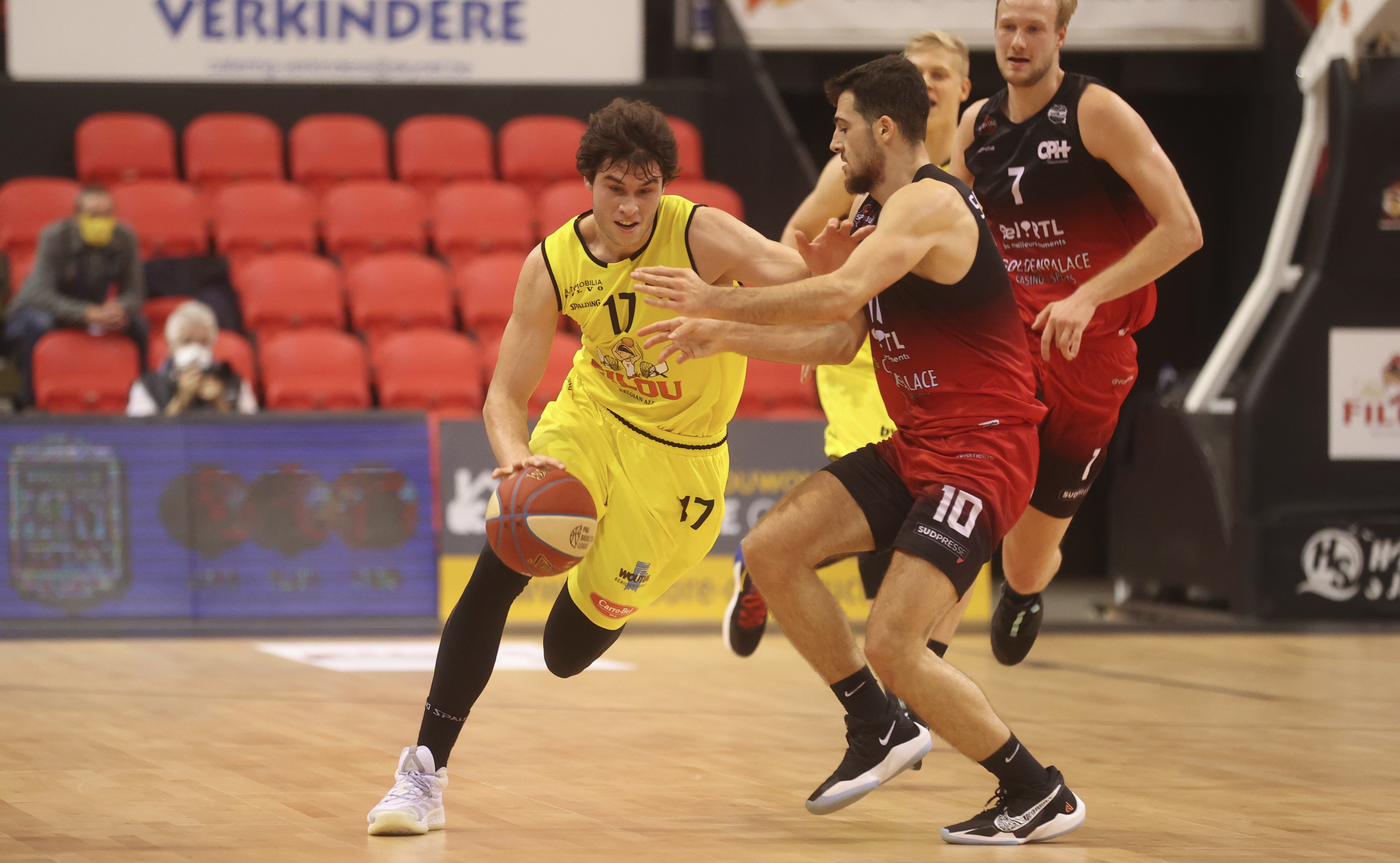 Oostende's Mario Nakic and Spirou's Milan Samardzic fight for the ball during the basketball match between BC Oostende and Spirou Charleroi, Saturday 07 November 2020 in Oostende, on the first day of the 'EuroMillions League' Belgian first division basket championships, in the group A. BELGA PHOTO VIRGINIE LEFOUR (