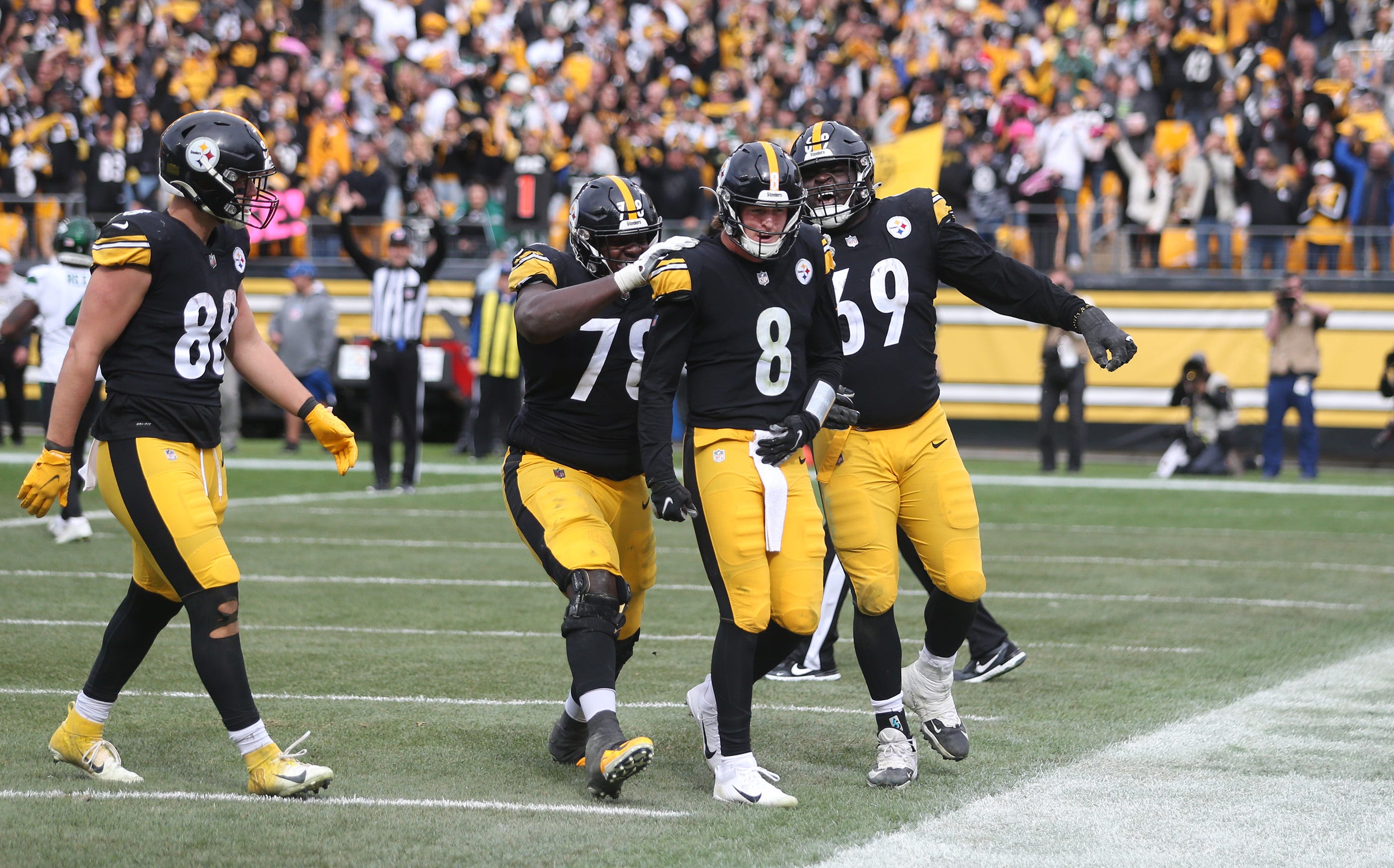 Kenny Pickett (8) of the Pittsburgh Steelers celebrates his touchdown with his teammates during the second half against the New York Jets at Acrisure Stadium in Pittsburgh, PA on October 2, 2022.
