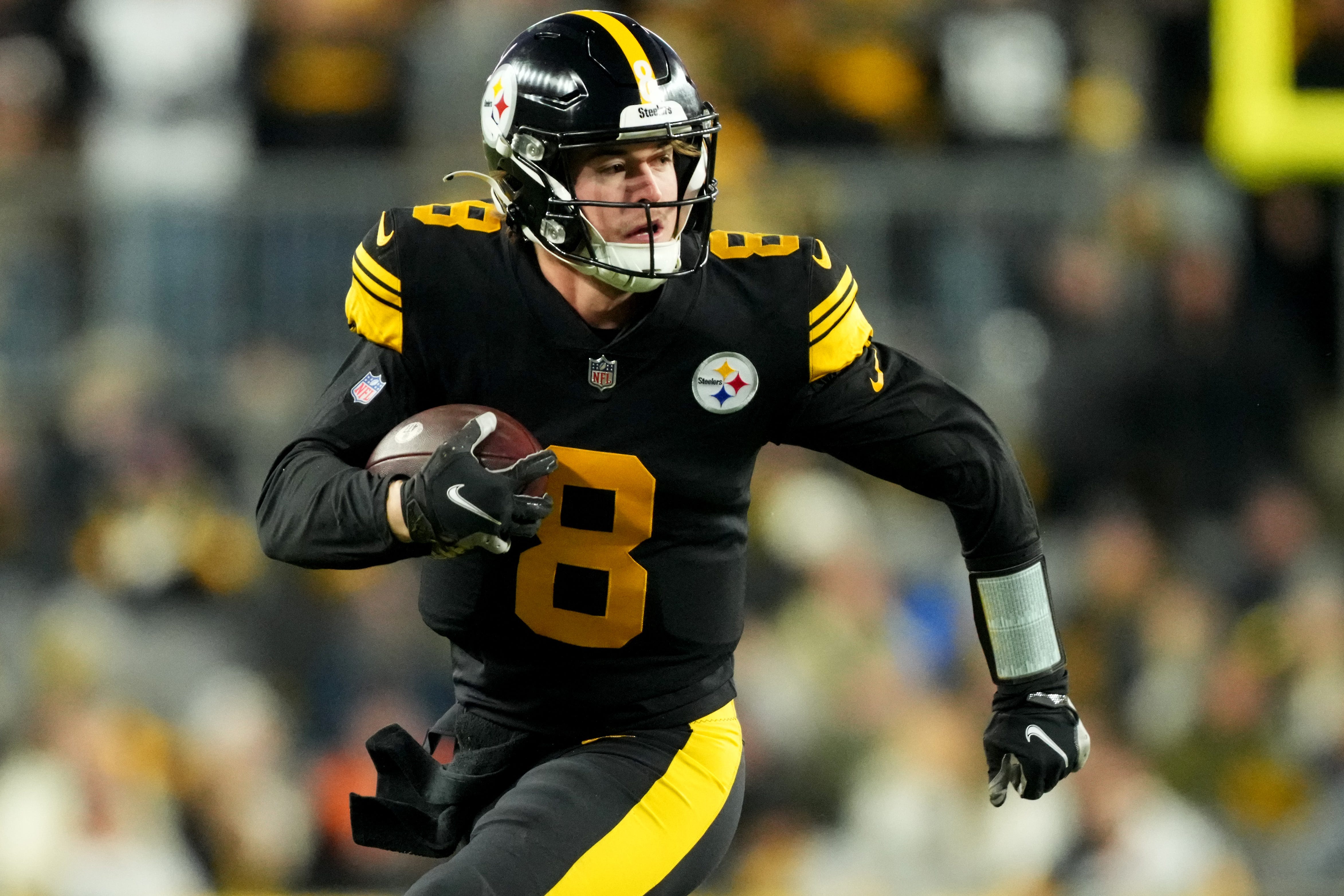 Pittsburgh Steelers quarterback Kenny Pickett (8) carries the ball n the second quarter during a Week 11 NFL game against the Cincinnati Bengals, Sunday, Nov. 20, 2022, at Acrisure Stadium in Pittsburgh, Pa.