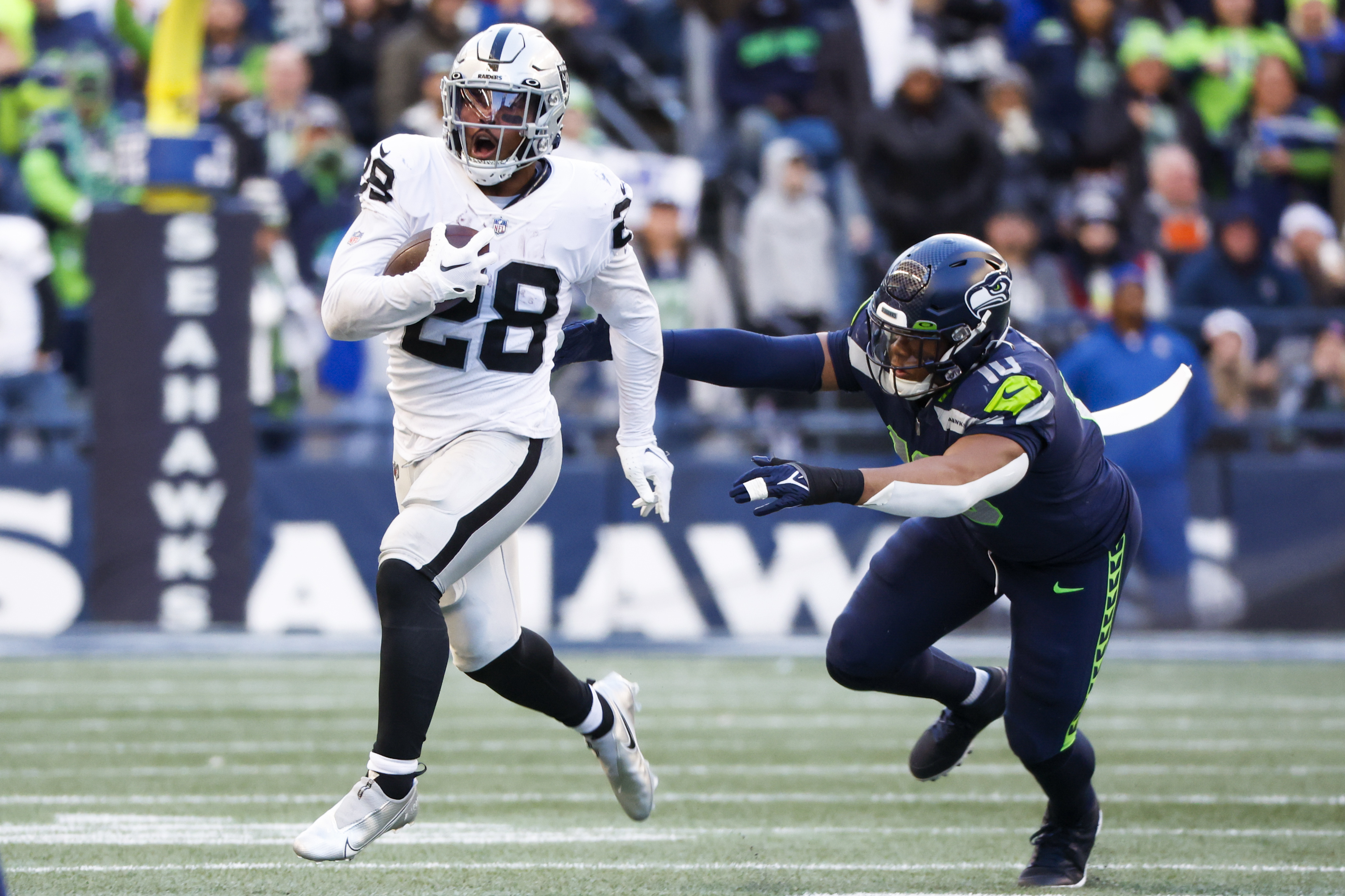 Raiders RB Josh Jacobs breaks free for a run during a 2022 game against the Seahawks