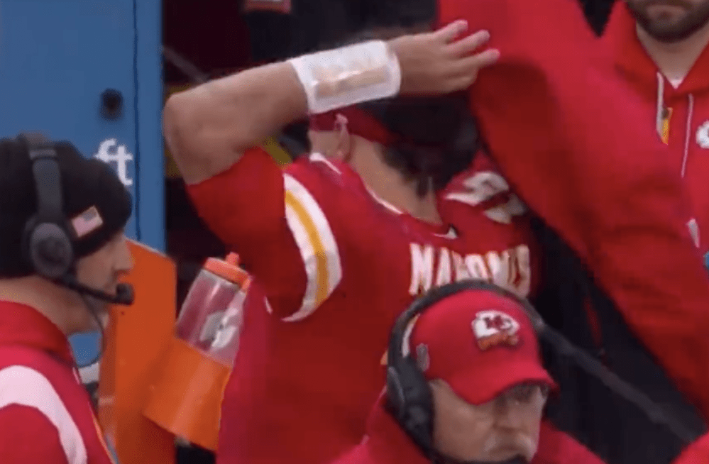 Patrick Mahomes coat throw, Chiefs-Jaguars
