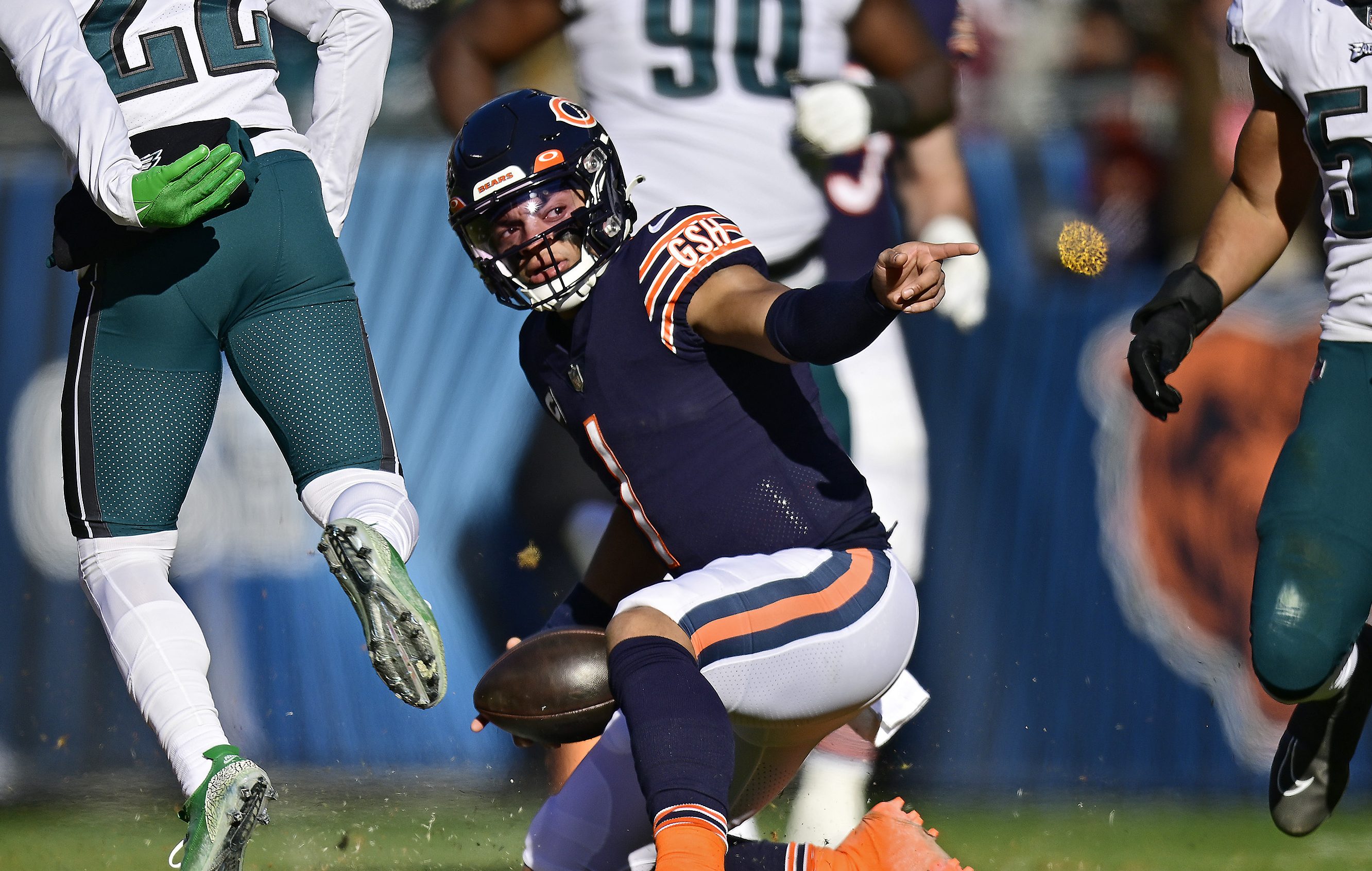 justin fields pointing during a 2022 bears-eagles game
