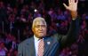 Willis Reed waves his hand during a Knicks ceremony in 2013.