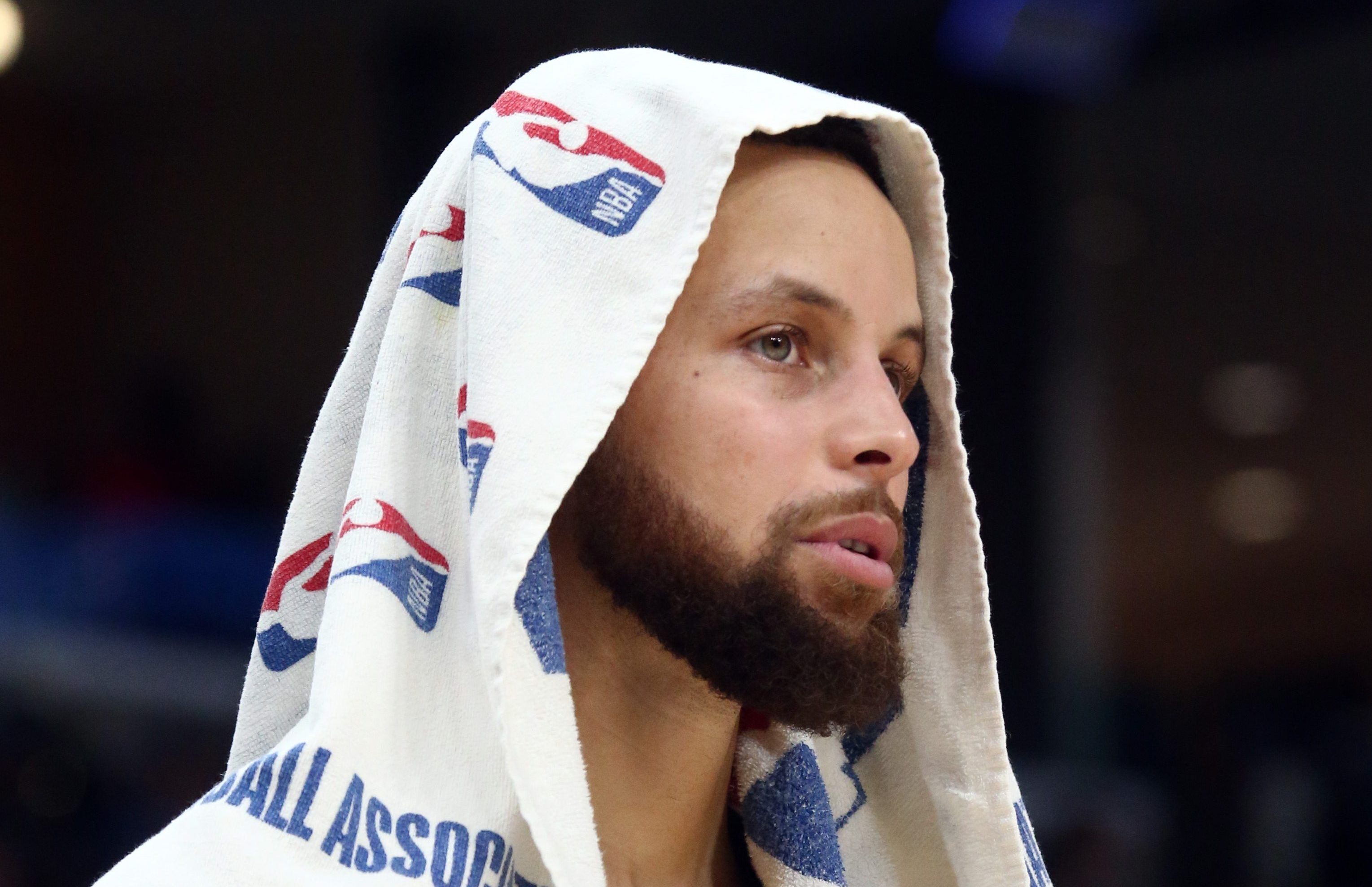 Steph Curry, towel over head, Warriors-Grizzlies, February 2024
